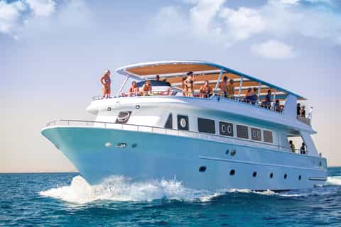 68 The white island by boat - Imagen 1